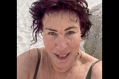 70-летняя актриса снялась в купальнике на пляже